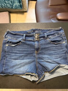 torrid Dark Blue Stretch Denim Mid-Rise Jean Shorts ( jegging shorts 3.5 inch)